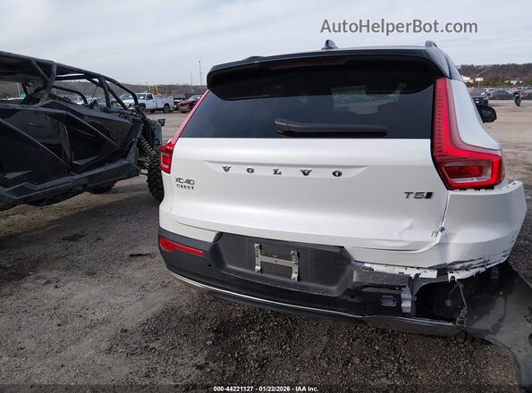 YV4162UM3M2394113 2021 VOLVO XC40 White 