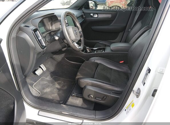 YV4162UM3M2394113 2021 VOLVO XC40 White 