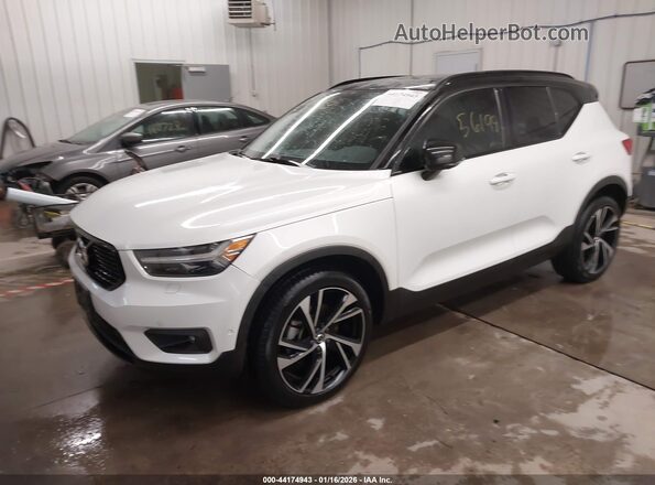 YV4162UM3M2617296 2021 VOLVO XC40 Белый Передняя левая четверть