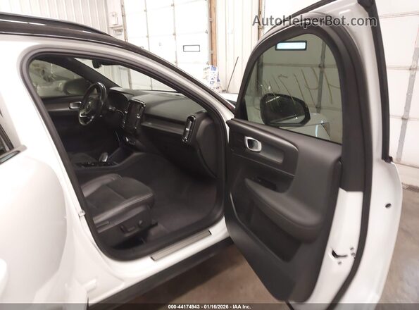 YV4162UM3M2617296 2021 VOLVO XC40 Белый Вид салона спереди