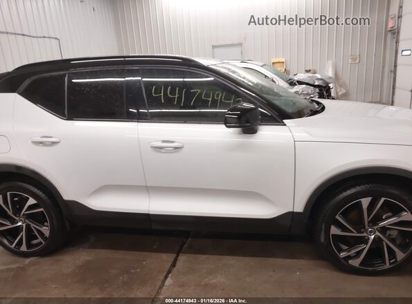YV4162UM3M2617296 2021 VOLVO XC40 Белый Вид задней части салона