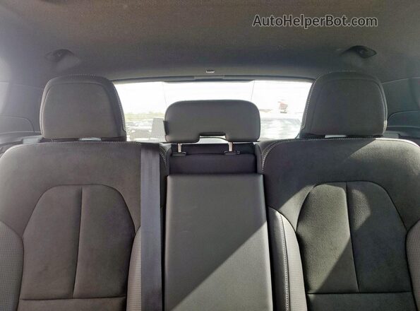YV4162UM7L2185522 2020 VOLVO XC40 White Widok tylnych siedzeń