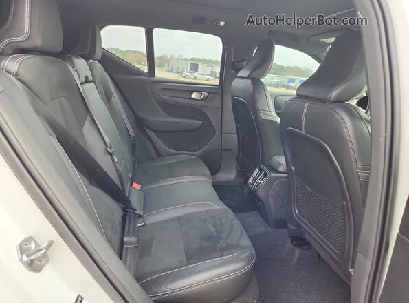 YV4162UM9M2562790 2021 VOLVO XC40 White 