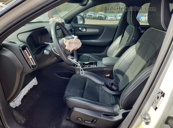 YV4162UM9M2562790 2021 VOLVO XC40 White 
