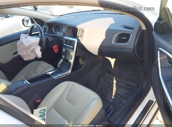 YV440MWK2J2047972 2018 VOLVO V60 CROSS COUNTRY White Front interior view