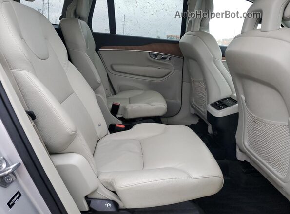 YV4A221K0N1798671 2022 VOLVO XC90 Silver უკანა სალონის ხედი