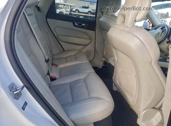 YV4A22RKXJ1022305 2018 VOLVO XC60 White Vista interior trasera