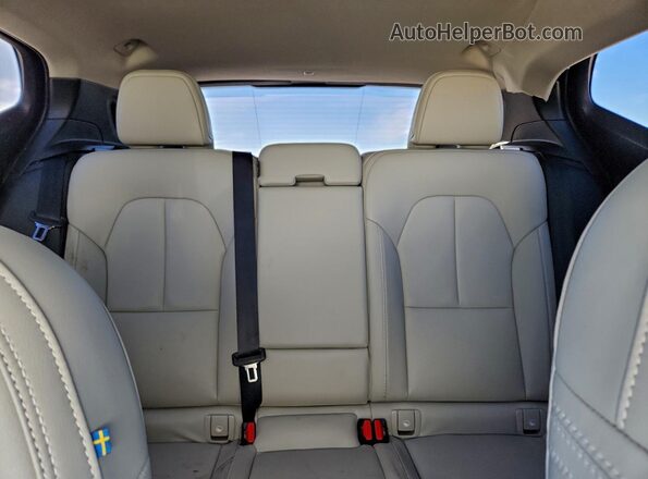 YV4AC2HKXM2403245 2021 VOLVO XC40 White Widok tylnych siedzeń