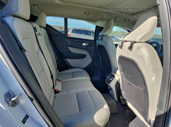 YV4AC2HKXM2403245 2021 VOLVO XC40 White Widok wnętrza z tyłu