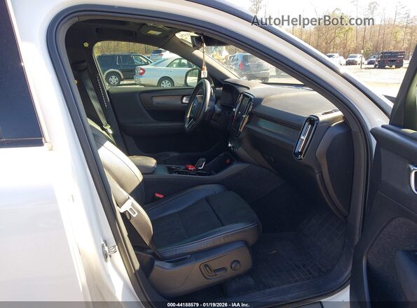 YV4AC2HMXL2284418 2020 VOLVO XC40 White Front interior view