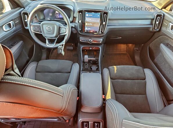 YV4ED3GM5P2050439 2023 VOLVO C40 Silver Vista del salpicadero