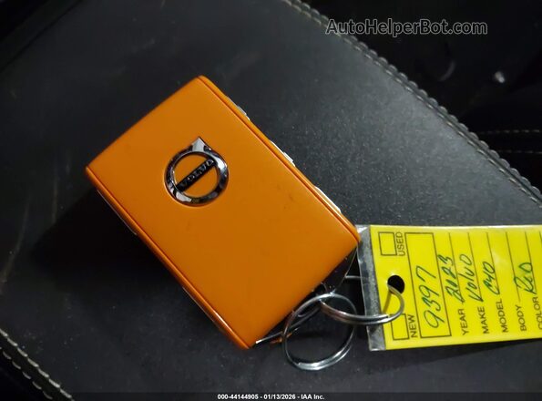 YV4ED3GM9P2040058 2023 VOLVO C40 RECHARGE PURE ELECTRIC Красный Вид панели приборов