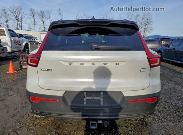 YV4ED3UM1P2988801 2023 VOLVO XC40 White Вид ззаду