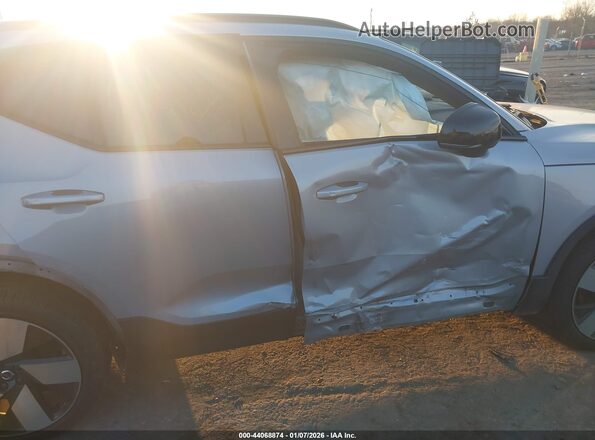 YV4ED3UM3P2075389 2023 VOLVO XC40 RECHARGE PURE ELECTRIC Silver Widok z przodu