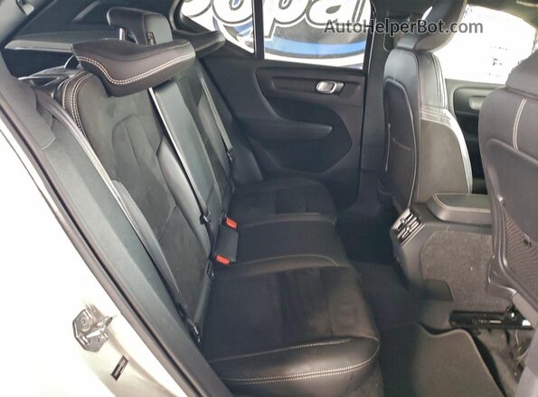 YV4ED3URXM2580482 2021 VOLVO XC40 White Widok tylnych siedzeń