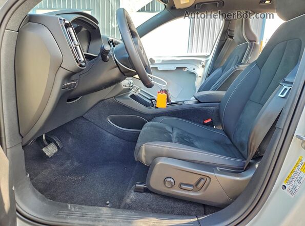 YV4ED3UW7P2975620 2023 VOLVO XC40 White Vista interior delantera