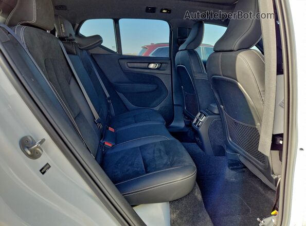 YV4ED3UW7P2975620 2023 VOLVO XC40 White Vista de los asientos traseros