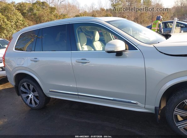 YV4H60CLXN1859411 2022 VOLVO XC90 RECHARGE PLUG-IN HYBRID Beige Widok wnętrza z tyłu
