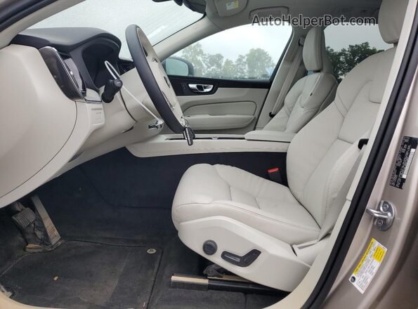 YV4H60DL8R1913941 2024 VOLVO XC60 Золотой Вид салона спереди