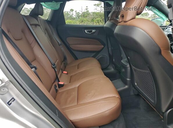 YV4H60DN1P1219378 2023 VOLVO XC60 Silver Вид задньої частини салону
