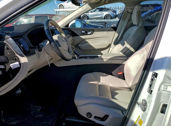 YV4H60DZ6N1032895 2022 VOLVO XC60 White Vista interior delantera