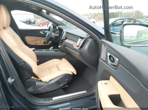 YV4H60RM3S1033673 2025 VOLVO XC60 PLUG-IN HYBRID Dark Blue Սալոնի դիմացի տեսք