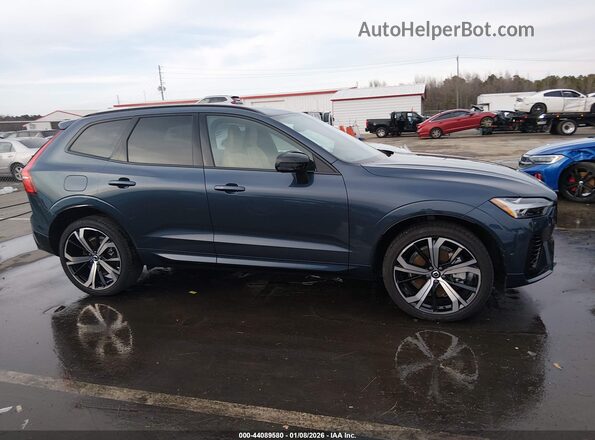 YV4H60RM3S1033673 2025 VOLVO XC60 PLUG-IN HYBRID Dark Blue Սալոնի հետևի տեսք