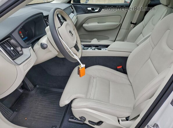 YV4H60RM7S1048810 2025 VOLVO XC60 Белый Вид салона спереди
