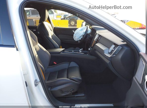 YV4H60RP2S1055108 2025 VOLVO XC60 PLUG-IN HYBRID White Widok wnętrza z przodu