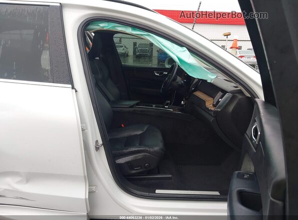 YV4L12DK9N1950017 2022 VOLVO XC60 Белый Вид салона спереди