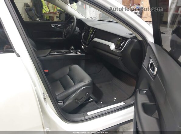 YV4L12RK5R1783587 2024 VOLVO XC60 White Вид салону спереду