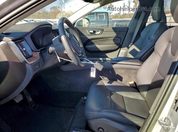 YV4L12RN7P1322639 2023 VOLVO XC60 Серебряный Вид салона спереди