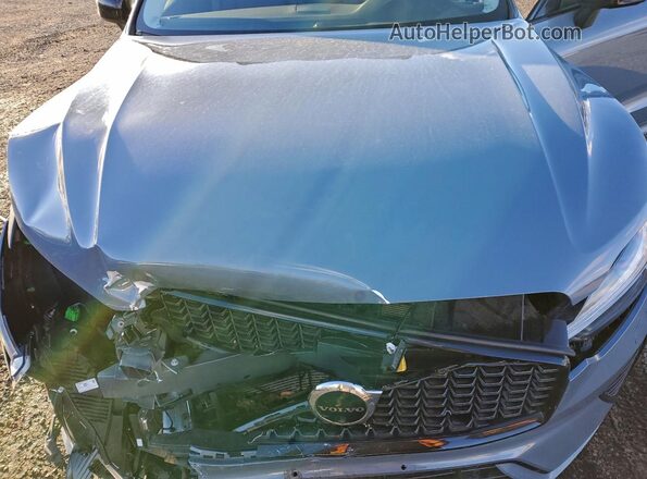 YV4L12RWXP1389275 2023 VOLVO XC60 Blue Vista del compartimento del motor