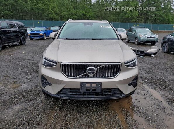 YV4L12UA0P2019586 2023 VOLVO XC40 Tan Widok z przodu