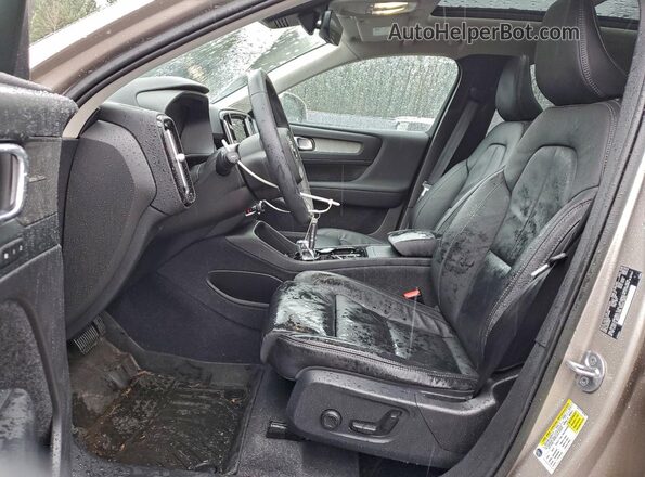 YV4L12UA0P2019586 2023 VOLVO XC40 Tan Widok wnętrza z przodu