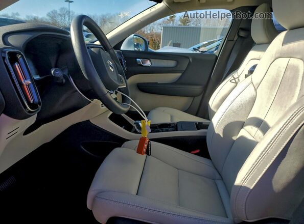 YV4L12UEXS2520772 2025 VOLVO XC40 Белый Вид салона спереди
