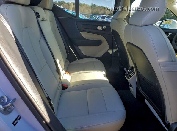 YV4L12UEXS2520772 2025 VOLVO XC40 Белый Вид задней части салона