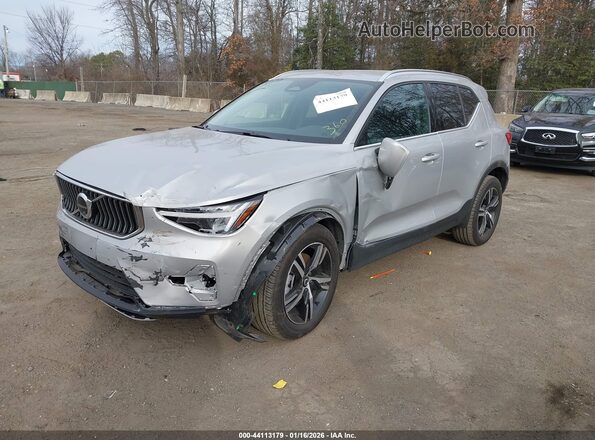 YV4L12UJ8S2520167 2025 VOLVO XC40 Silver Առջևի ձախ երեք քառորդ տեսարան