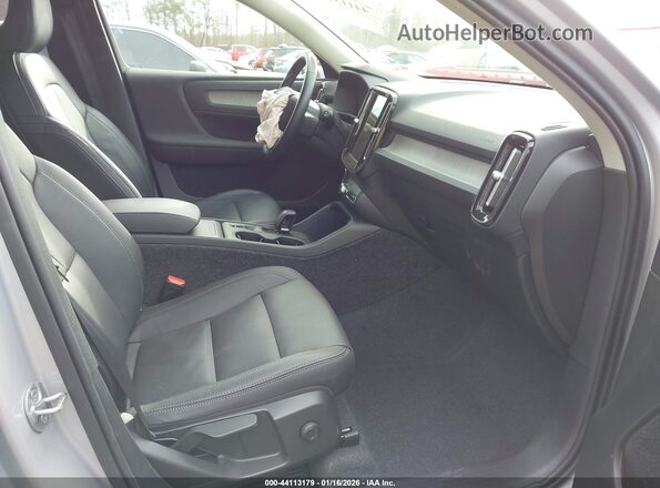 YV4L12UJ8S2520167 2025 VOLVO XC40 Silver Սալոնի դիմացի տեսք