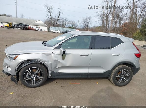 YV4L12UJ8S2520167 2025 VOLVO XC40 Silver Սալոնի 360 աստիճան տեսք