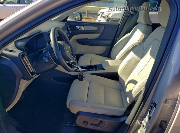 YV4L12UN4P2090843 2023 VOLVO XC40 Silver Սալոնի դիմացի տեսք