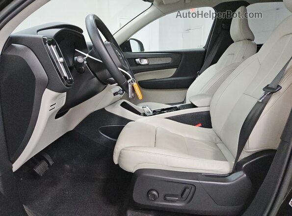 YV4L12UW0P2938483 2023 VOLVO XC40 Black Սալոնի դիմացի տեսք