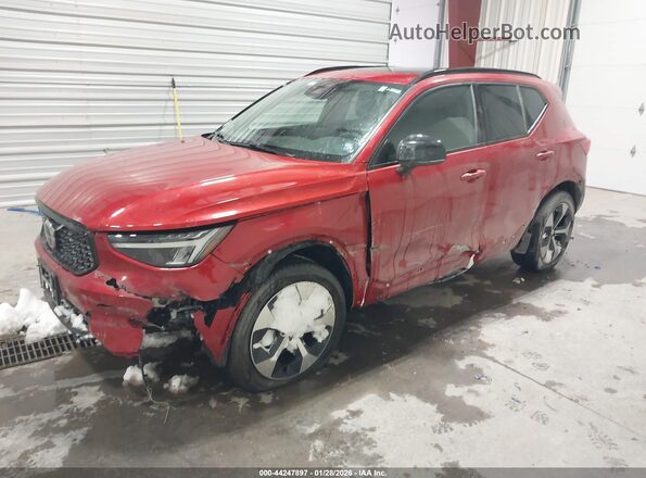 YV4L12UW4P2943637 2023 VOLVO XC40 Red Առջևի ձախ երեք քառորդ տեսարան