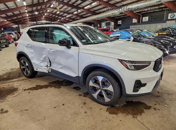 YV4L12UW6P2977806 2023 VOLVO XC40 White Առջևի աջ