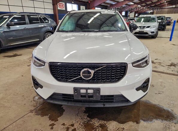 YV4L12UW6P2977806 2023 VOLVO XC40 White Դիմացի տեսք