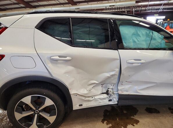 YV4L12UW6P2977806 2023 VOLVO XC40 White Սալոնի հետևի տեսք
