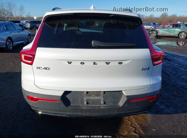YV4L12UW8P2081071 2023 VOLVO XC40 White 