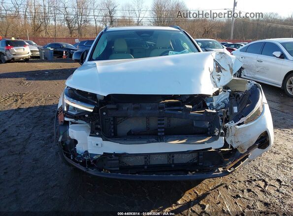 YV4L12UW8P2081071 2023 VOLVO XC40 White ხელსაწყოთა პანელის ხედი