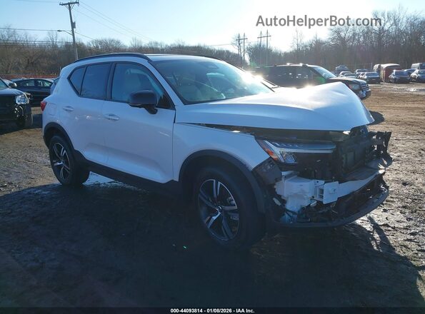 YV4L12UW8P2081071 2023 VOLVO XC40 White 