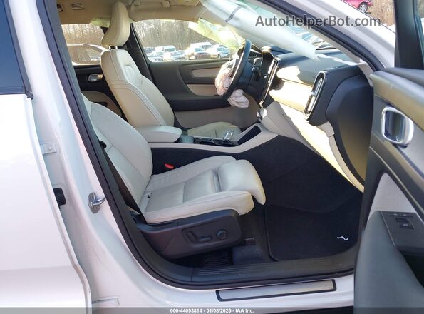 YV4L12UW8P2081071 2023 VOLVO XC40 White წინა სალონის ხედი